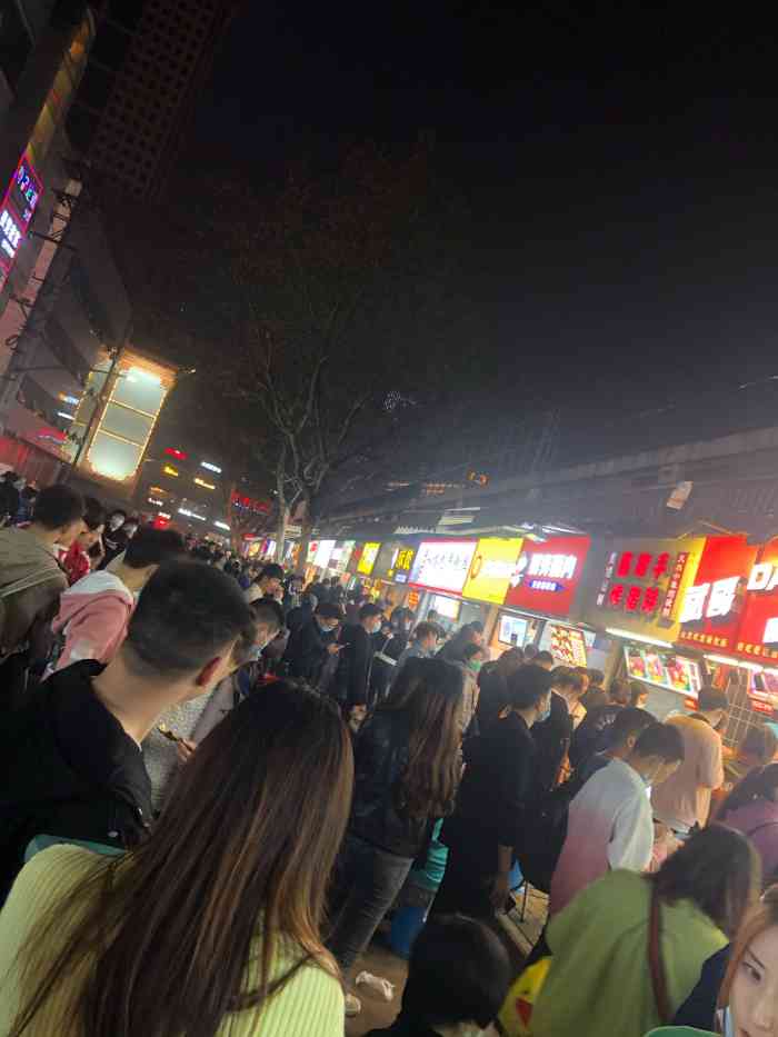 汉口水塔美食街-"前进五路水塔美食街在江汉路商圈可是很出名.