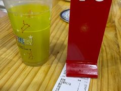 旁边流动摊位的甘蔗汁-斯丹姜母鸭·古法干香(涂门街总店)