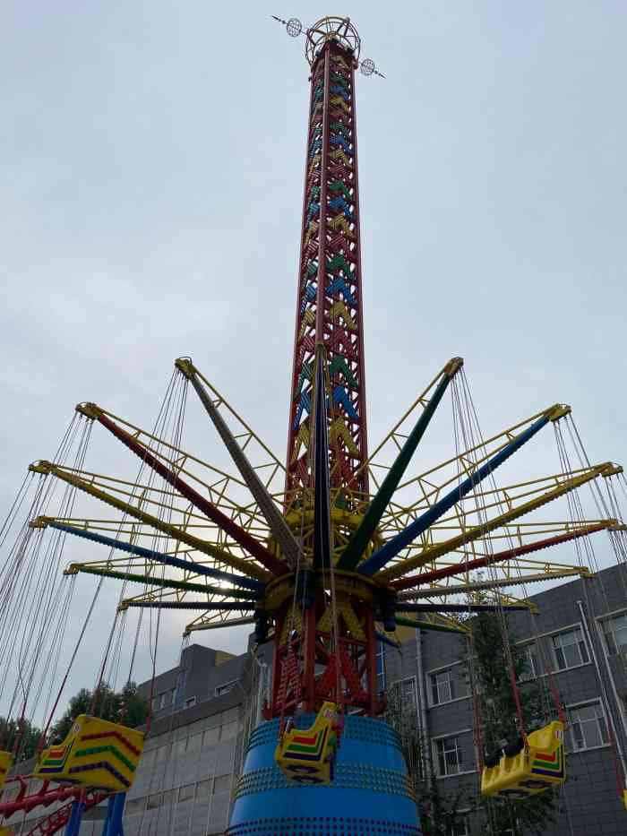 长春儿童公园-"儿童公园位于人民大街东侧,与长春市体育馆.