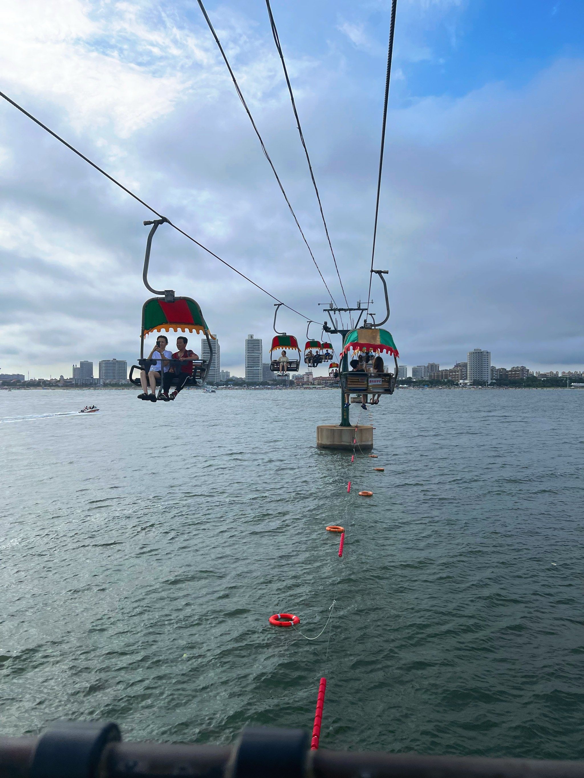 城景下的缆车掠影