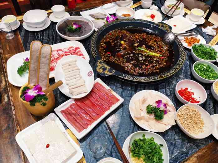 王朝火锅(滨江路店)-"朋友带去吃的,中秋节很很多,菜品不齐,包.