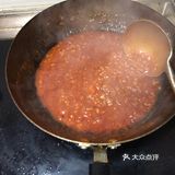 炒匀，放一点老抽找色，一勺鸡粉OK