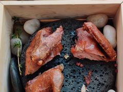 樱桃木大红袍烟熏玻璃乳鸽-解放碑威斯汀酒店-知味国际美食餐厅