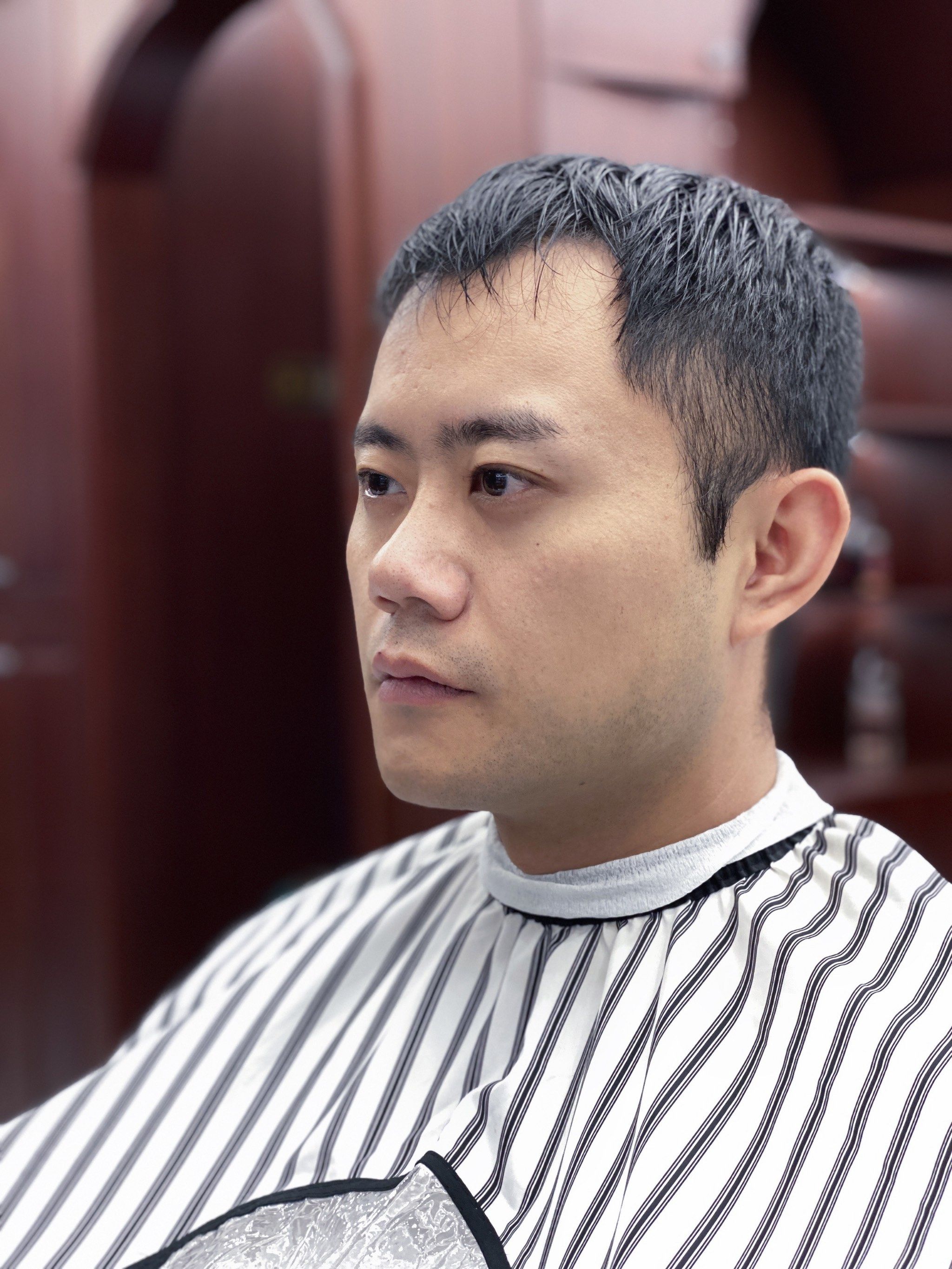 发际线高看过来