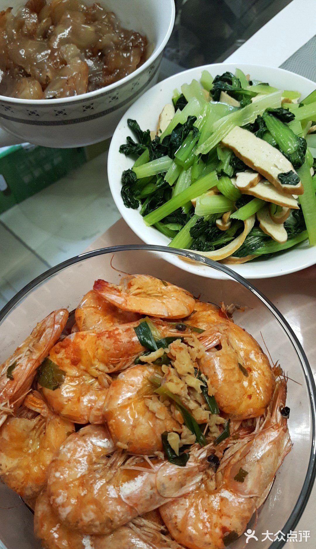 炒虾蟹料理，将葱姜末倒入热油勺中煸炒后，而后加入蟹＆