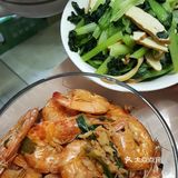 炒虾蟹料理，将葱姜末倒入热油勺中煸炒后，而后加入蟹＆