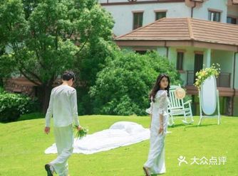 陪朋友来这家拍婚纱照 工作人员提前给我们看了商家作品