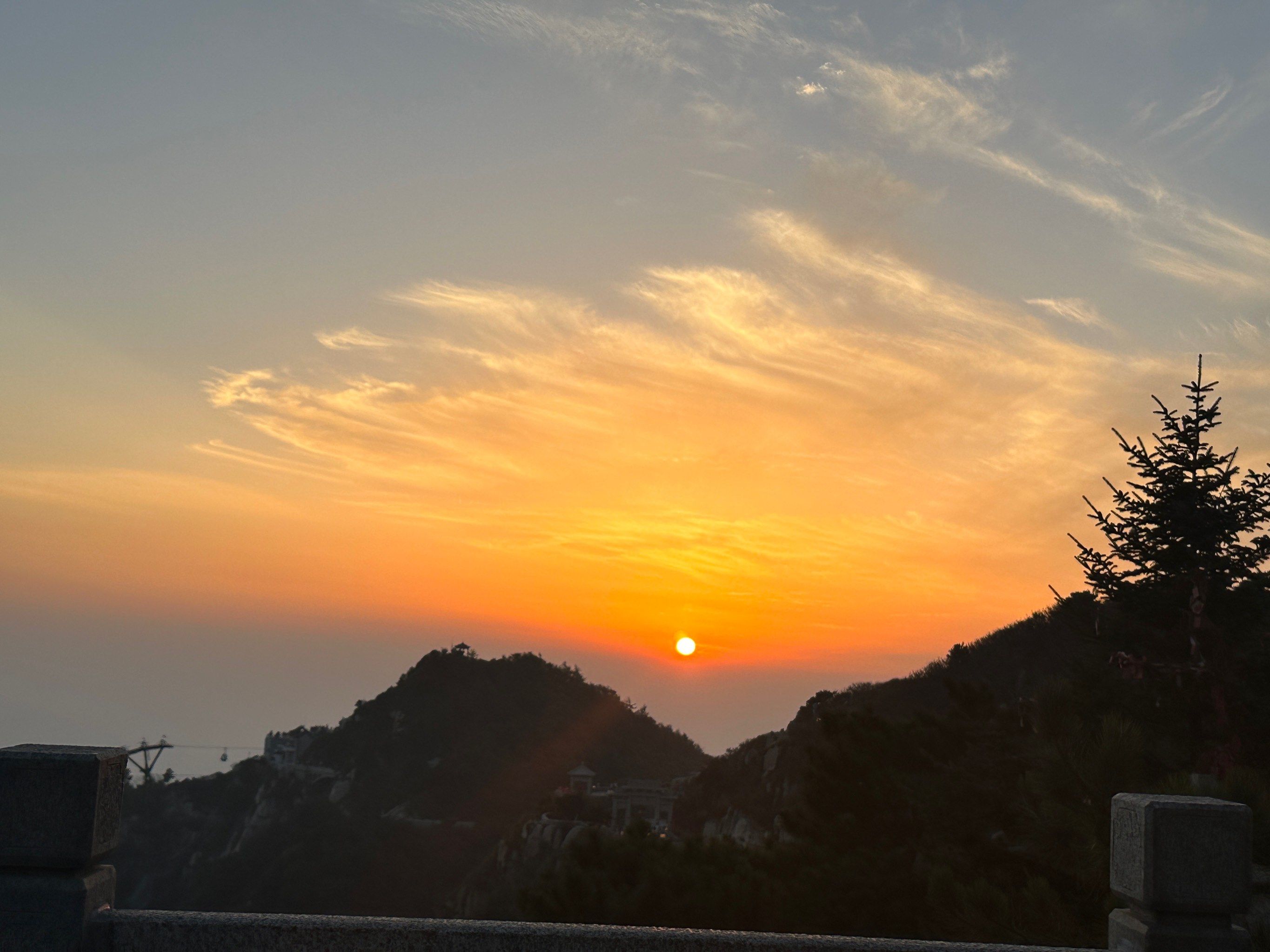 我的第一次泰山行 落日很美 但注意避雷!