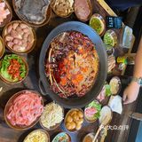 不用像城里那家排队巨久。锅底选择的中辣