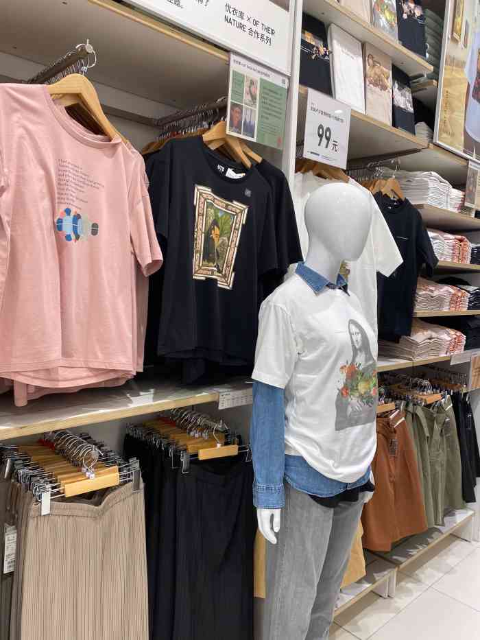 优衣库(上海环球港店)-"现在的各大商场都会有优衣库的门店,今天和.