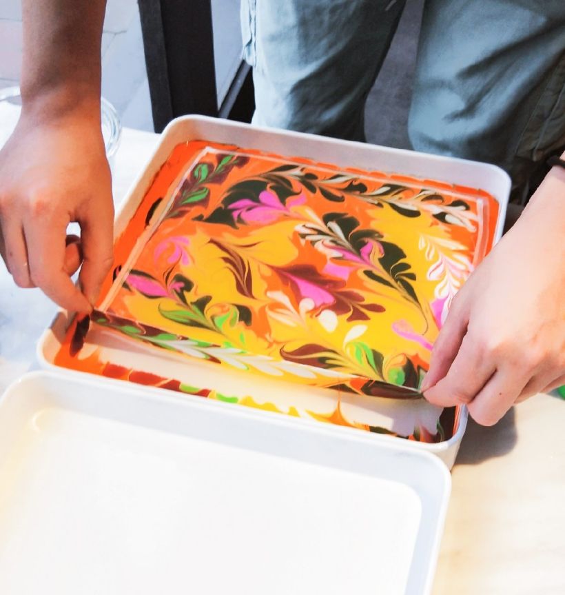 最后小哥哥和我一起把丝巾平整的覆盖在水拓画上,融合后揭开,烫干就