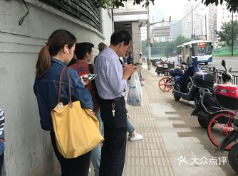 靠近门牙地方有个牙齿白里透黑，不疼但觉得是蛀牙了