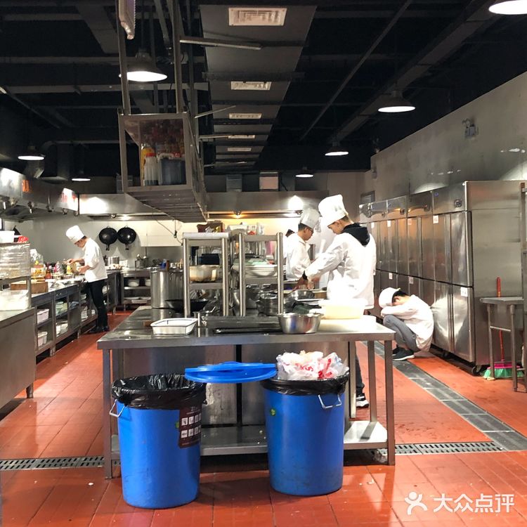 朋友在安亭添新居，大伙来此看房，到饭点了便来此就餐