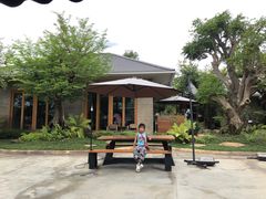 -Chom Cafe and Restaurant