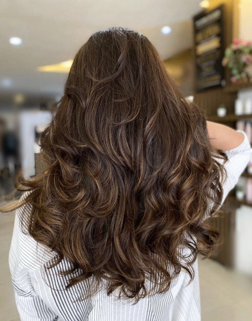 高层次大卷发是一种非常受欢迎的发型,它结合了高层次的设计和大卷的