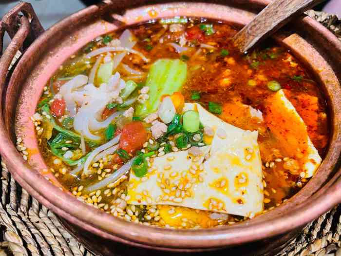 滇缅小厨烧烤(丹凤街店)-"店面不大,是一家具有云南特色的小店,位置.