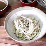 夏日必备的虾仁杂菌凉面，配酸甜汁和麻酱