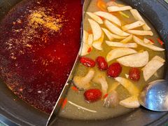 菌菇鸳鸯锅-鸿姐老火锅(疁城新天地店)