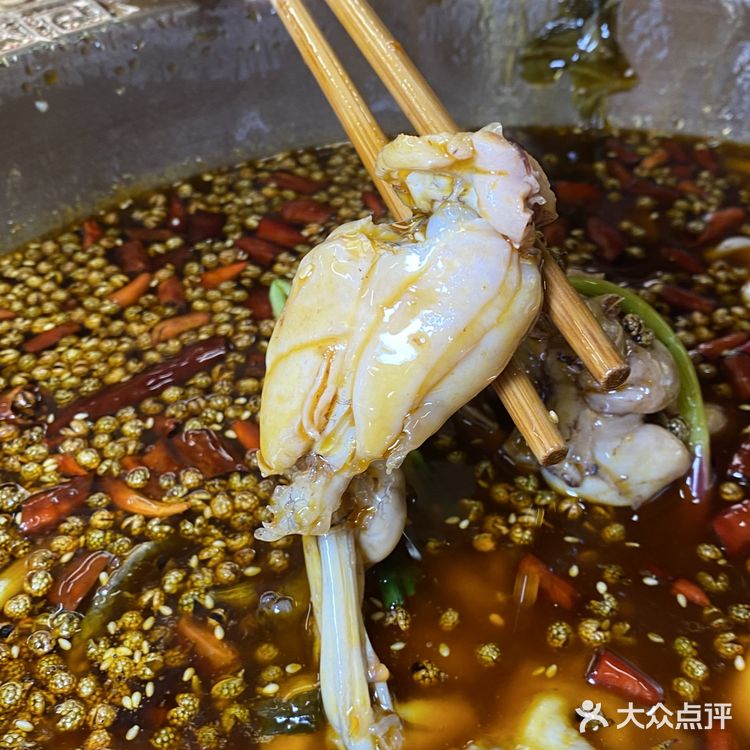 南岸茶园这家市井环境的美蛙鱼名气很大