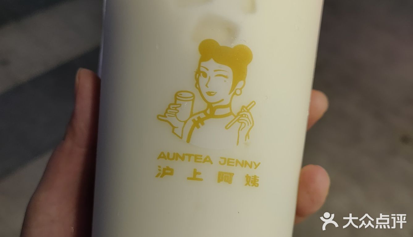 一个加料一个调，封杯，打包一气呵成