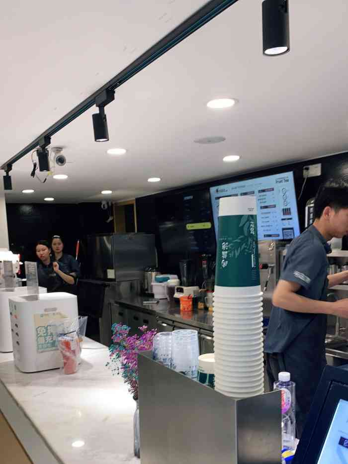 屿蓝湾鲜果茶(西华大学店)-"[环境]第一印象很不好 虽然装潢确实还不.