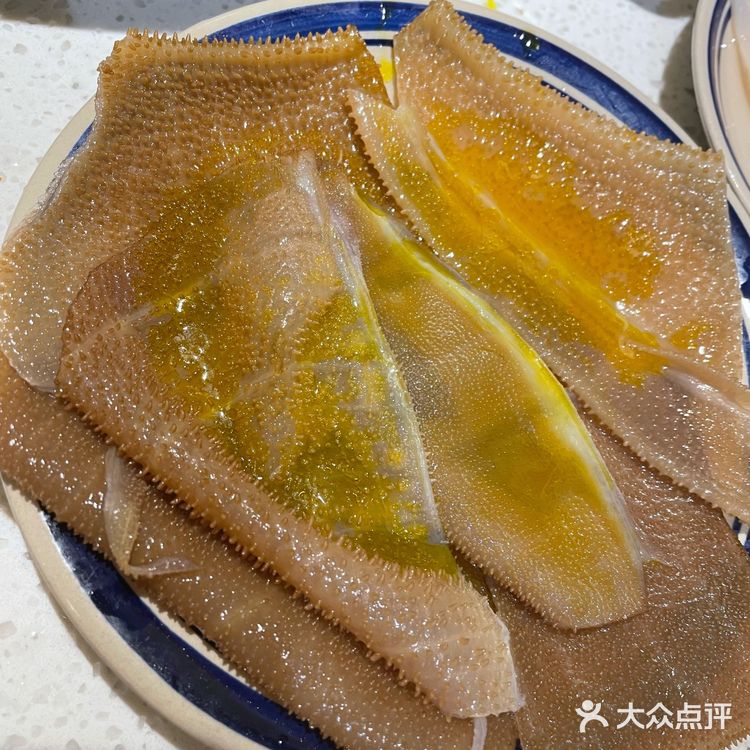 门面不是很大，板凳不是平常的木板凳