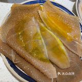门面不是很大，板凳不是平常的木板凳
