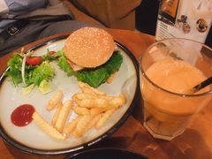 奶酪蘑菇牛肉汉堡-雕刻时光·无国界料理西餐厅(五山店)