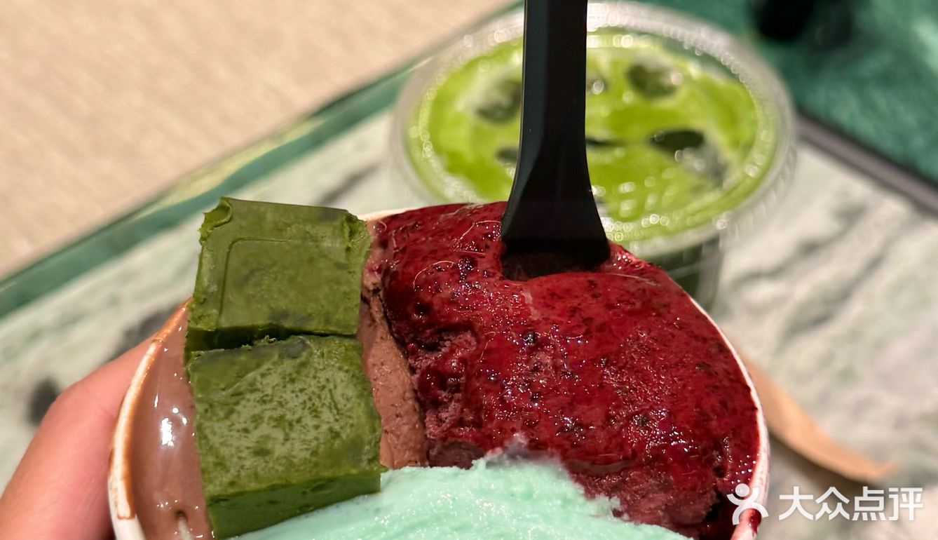 卧卧卧。。。偶遇了英博球员在罗斯福买冰淇淋