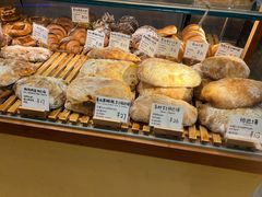 -天井·丑面包搭咖啡