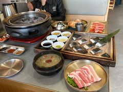 -围炉肉舍•炭烤活鳗•丹东海鲜烤肉(步行街店)