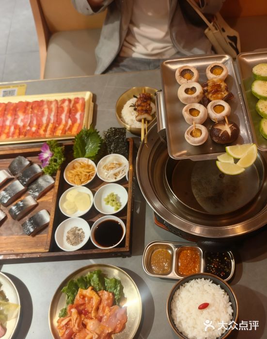 围炉肉舍•炭烤活鳗•丹东海鲜烤肉(步行街店)图片