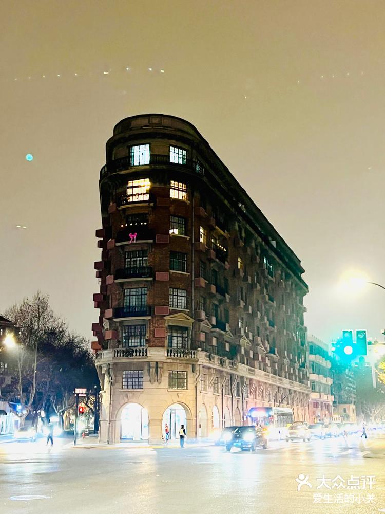 夜景也很出片的哈!魔都打卡地#武康大楼 #上海武康