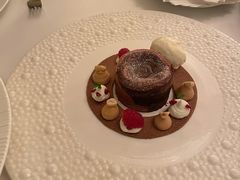 双色树莓巧克力熔岩蛋糕-福楼法餐厅FLO