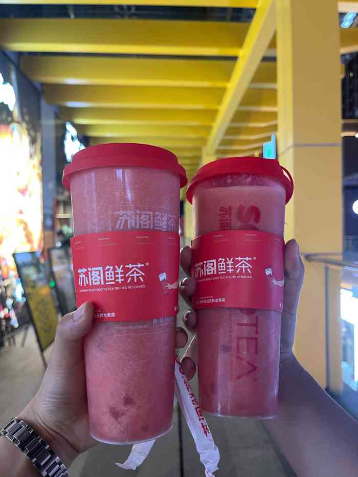 选了西瓜汁,非常清爽的西瓜味道,很纯正,不像别的奶茶店西瓜汁兑水