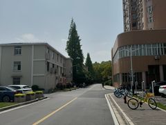 -瑞幸咖啡(华东理工大学商学院店)