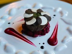 牛里脊肉配甜菜根及牛肝菌、甜菜根泥、黑松露片、白蘑菇及罗勒酱-AZUL by FUEL蓝色·法式酒馆(琶醍店)