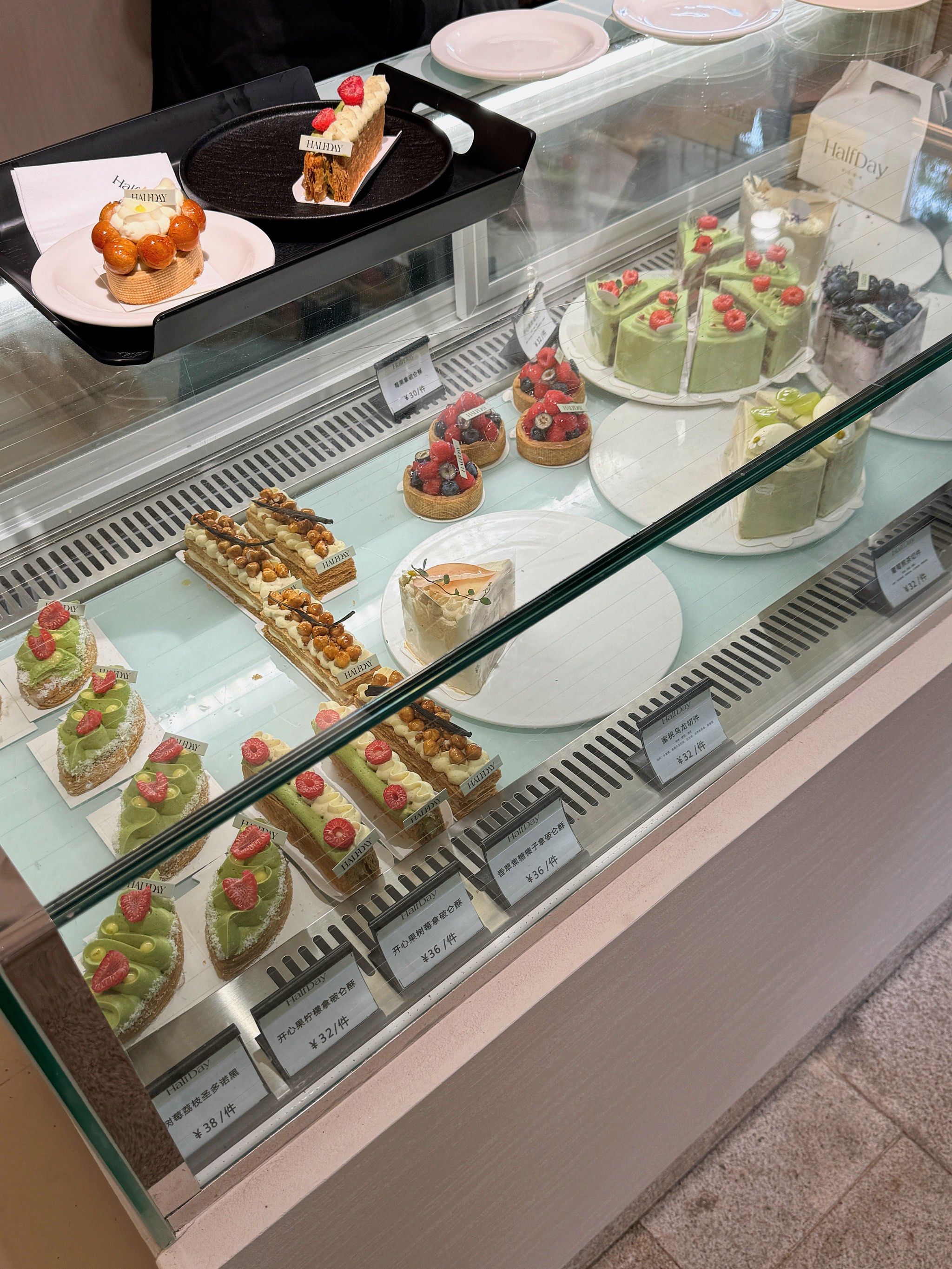 甜品店里的午后时光