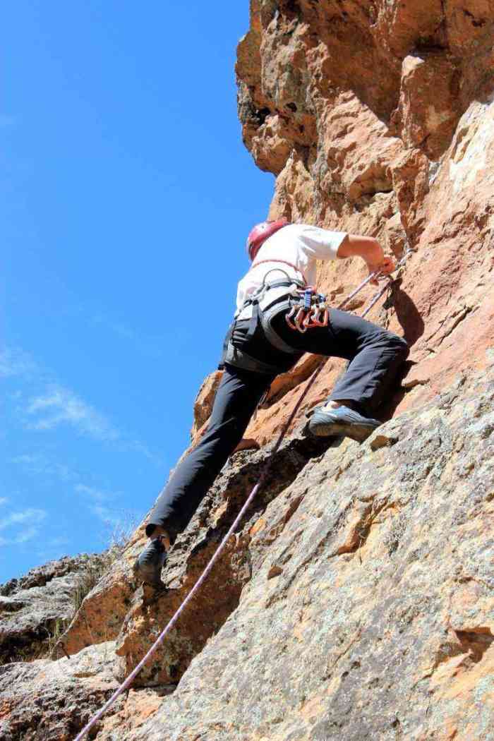 云起攀岩-"吾悦广场的云起攀岩,在一层的中庭广场一侧.