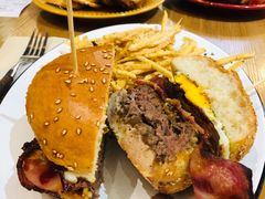 经典牛肉汉堡-HELLO 27 意面·沙拉·帕尼尼