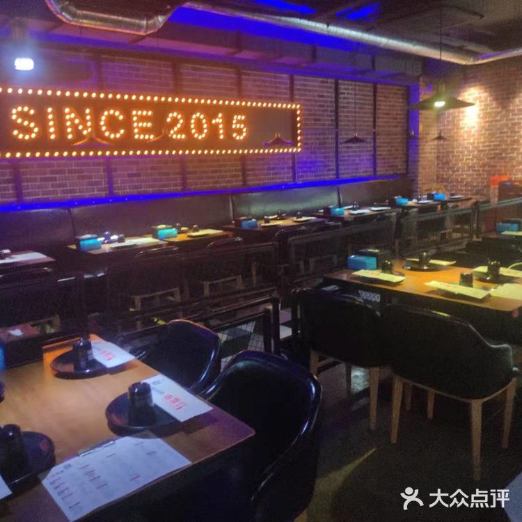 靠近南昌路，室外环境可谓安静优雅。餐厅内部空间也很大
