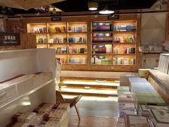 -新华里咖啡书吧(新华书店小寨店)