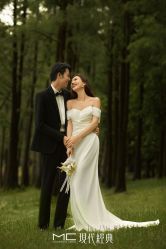 -现代经典婚纱摄影