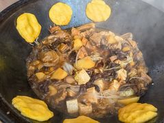 -粘豆包柴火铁锅炖