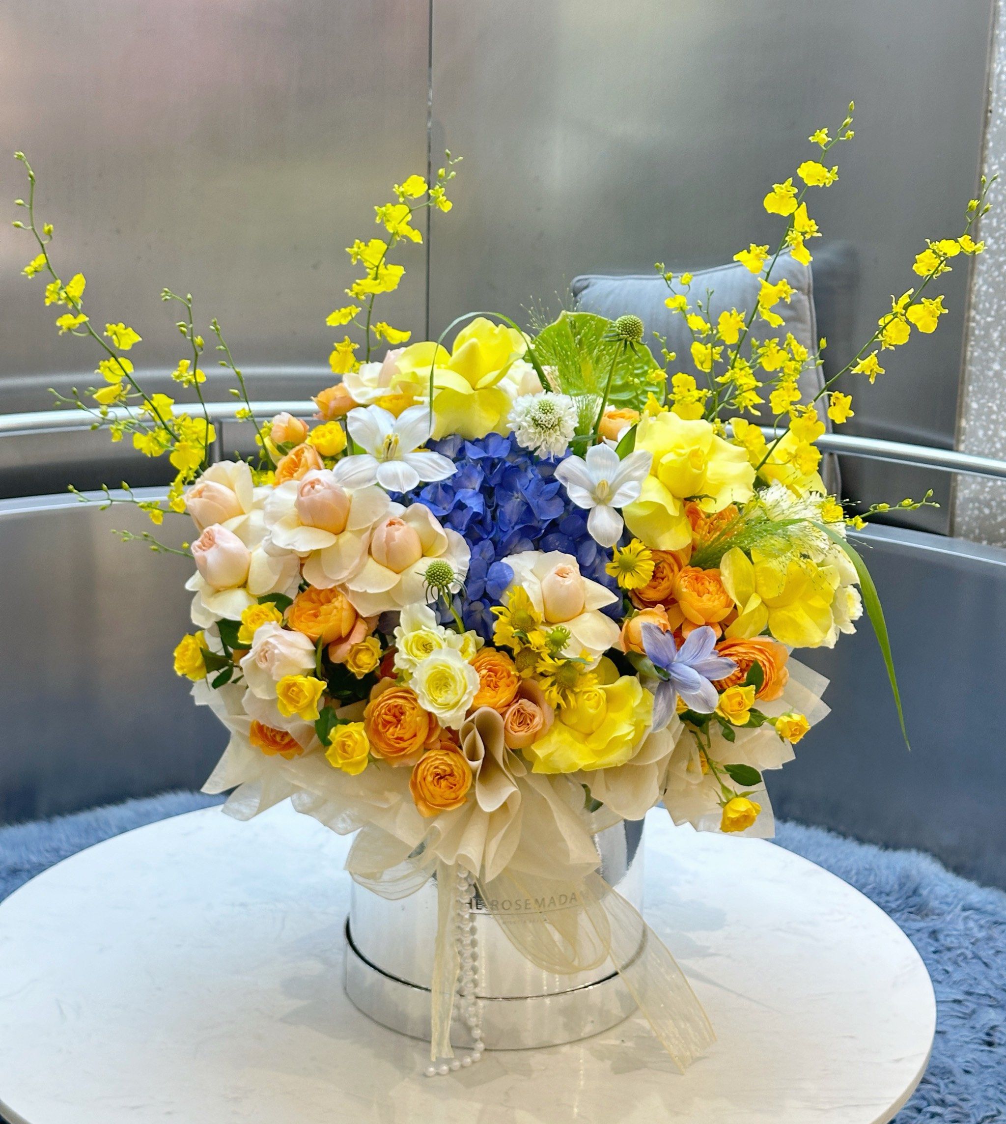 明亮的色彩在这个秋季特别博人欢喜
#鲜花 #鲜花抱抱桶 #生日抱抱桶