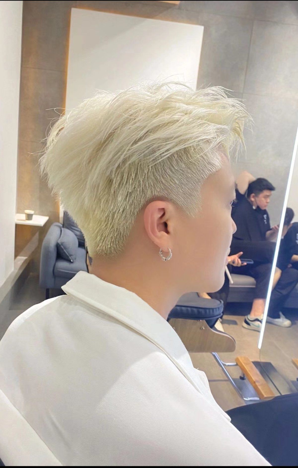白金色,谁做谁当海王👑
#尝试一个新look男生一定要染下白金色