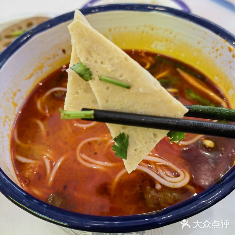 麻辣肥肠米线：成都街头的味蕾狂欢