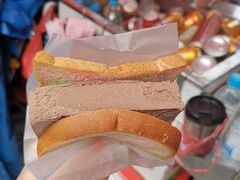 彩虹吐司加巧克力方砖-詹爷爷乌节路街头冰淇淋