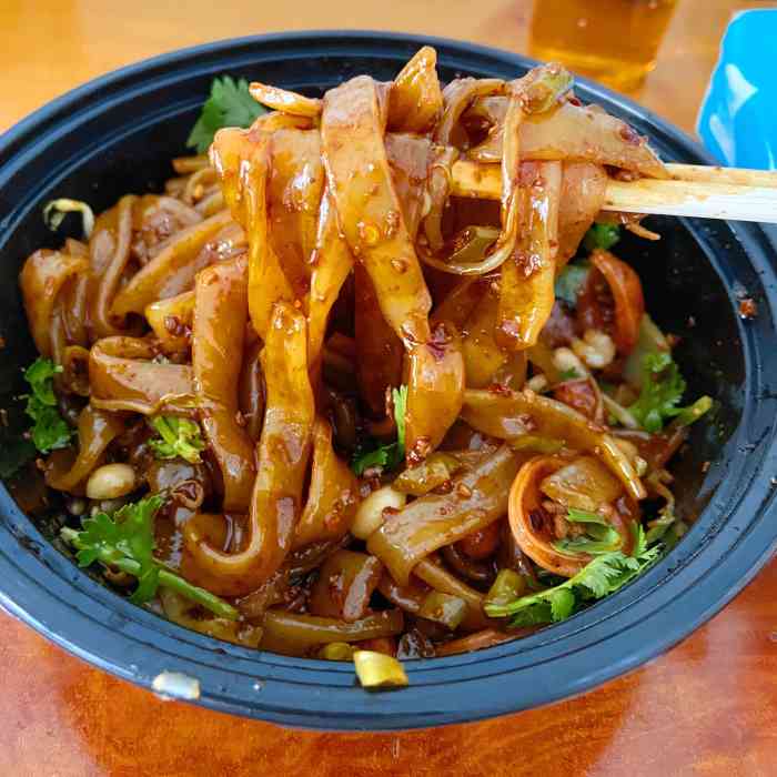 徐纪炸酱面-"夏天最适合这种开胃的辣面条啦,加了香菜,.