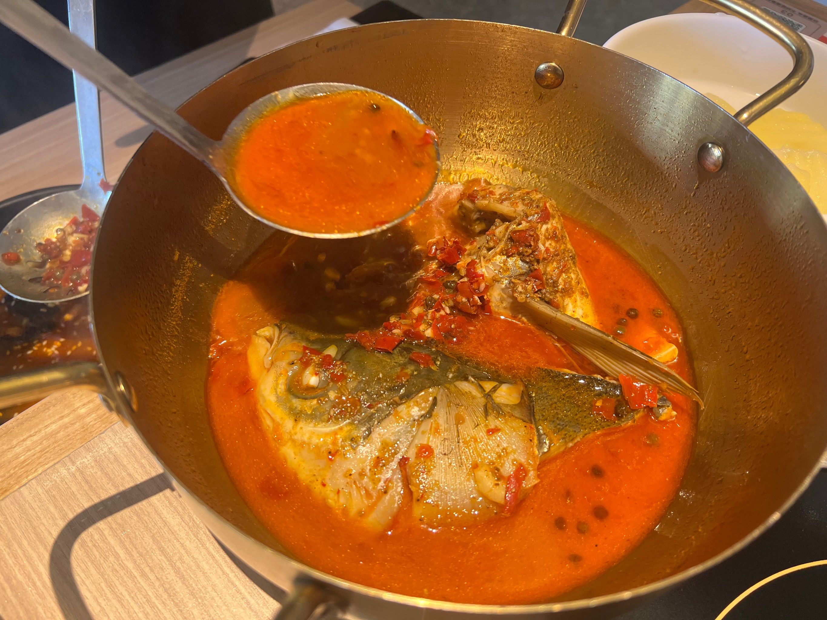 大中午人不是很多,坐下选好餐,小姐姐服务很棒,有几个汤底选择,建议油